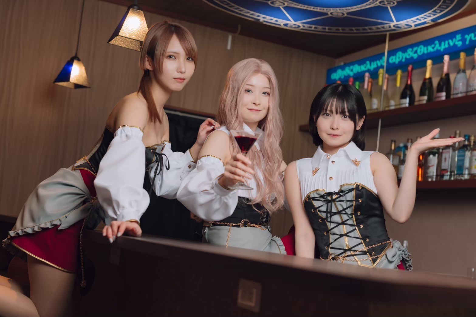 エレジアの店内カウンターとキャスト